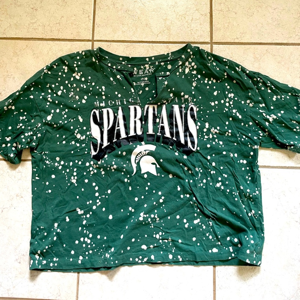 WEAR BY ERIN ANDREWS MICHIGAN STATE SPARTANS BLEACH SPLATTER CROPPED T SHIRT